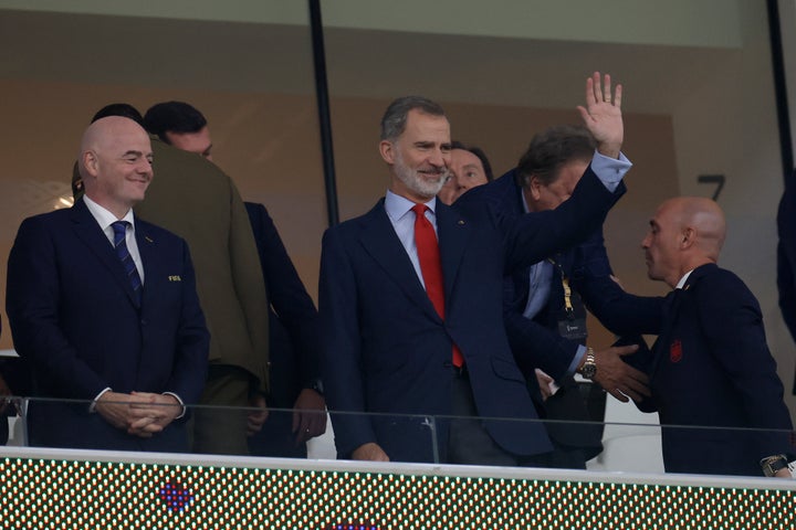 GR3025. DOHA (CATAR), 23/11/2022.- El rey Felipe VI (d) saluda junto al presidente de la FIFA Gianni Infantino hoy, en el partido de la fase de grupos del Mundial de Fútbol Qatar 2022 entre España y Costa Rica, en el estadio Al Zumama en Doha (Catar). EFE/ Alberto Estevez