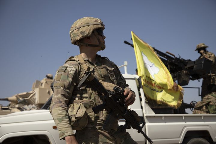 Οι αμερικανικές δυνάμεις παρέχουν στρατιωτική εκπαίδευση στο PKK, που καταγράφεται ως τρομοκρατική οργάνωση από την Τουρκία, τις ΗΠΑ και την ΕΕ, και την πολιτοφυλακή YPG, την οποία η Τουρκία θεωρεί τρομοκρατική ομάδα στην περιοχή Al-Malikiyah στο στην επαρχία Al-Hasakah, Συρία, στις 7 Σεπτεμβρίου 2022.