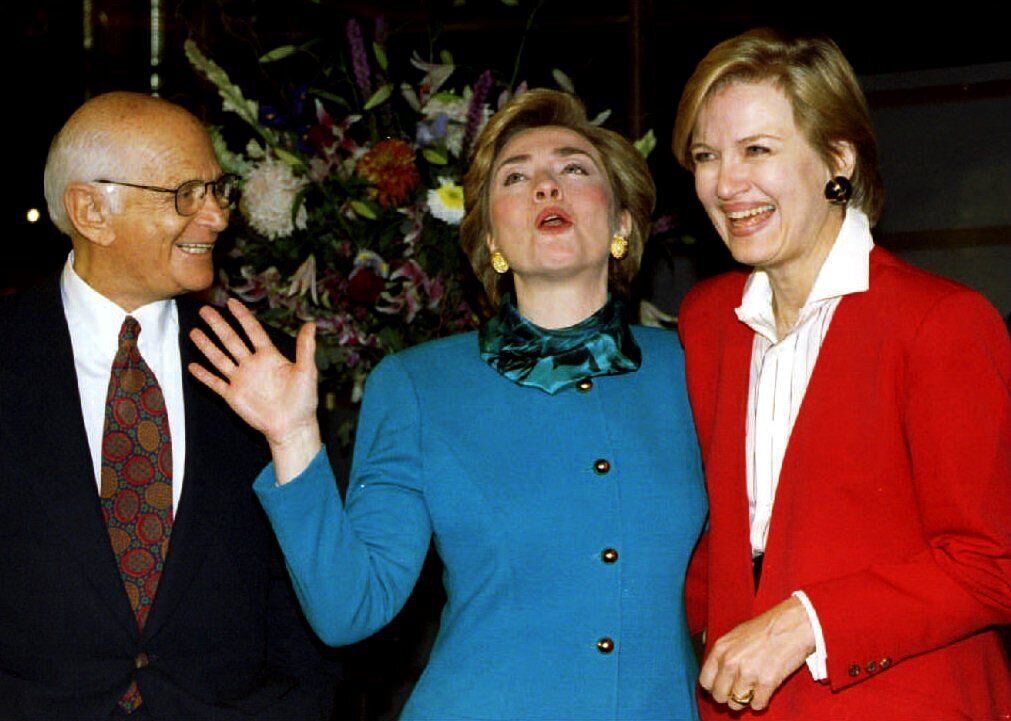 First lady Hillary Rodham Clinton (center) and ABC journalist Diane Sawyer (R) exchange stories from their college days as Lear looks on, Nov. 9, 1993.