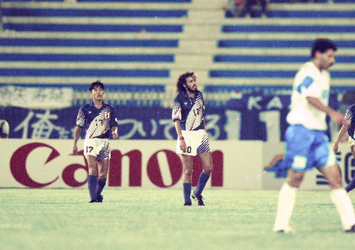 「ドーハの悲劇」の瞬間。落胆する森保一選手(左)ラモス瑠偉選手(1993年10月28日撮影)