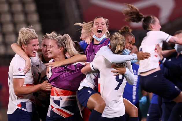 東京オリンピックのオーストラリア戦で、ゴールを決めて喜ぶイギリス女子サッカー代表の選手たち（2021年7月30日）