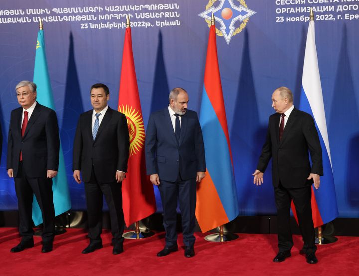  Russian President Vladimir Putin and Armenian Prime Minister Nikol Pashinyan pose for a group photo