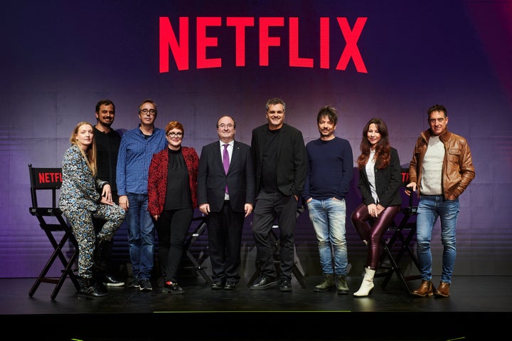 El ministro de Cultura, Miquel Iceta, con creadores de Netflix en una visita al centro de producción de la plataforma en Tres Cantos este martes.