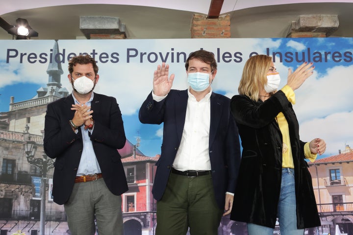 El presidente del PP de León, Javier Santiago Velez; junto al presidente de la Junta de CyL, Fernández Mañueco.