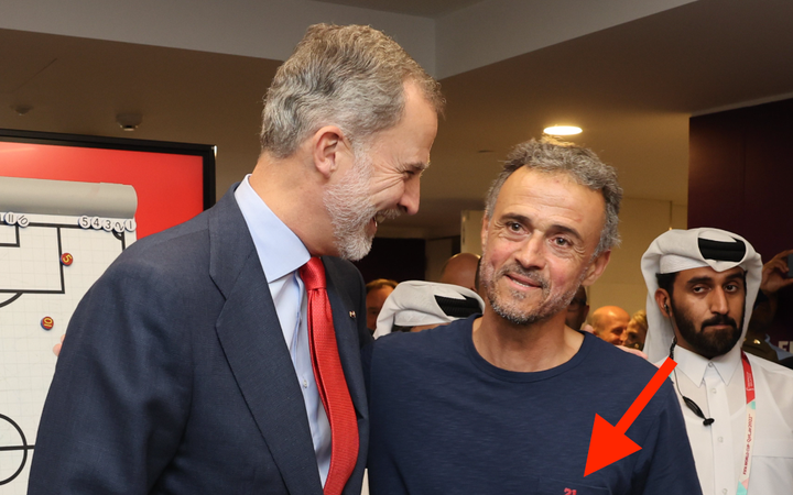 La imagen del rey Felipe VI saludando a Luis Enrique.
