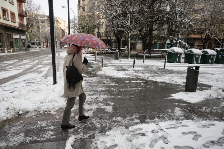 Imagen de archivo de una persona caminando en una Pamplona nevada.