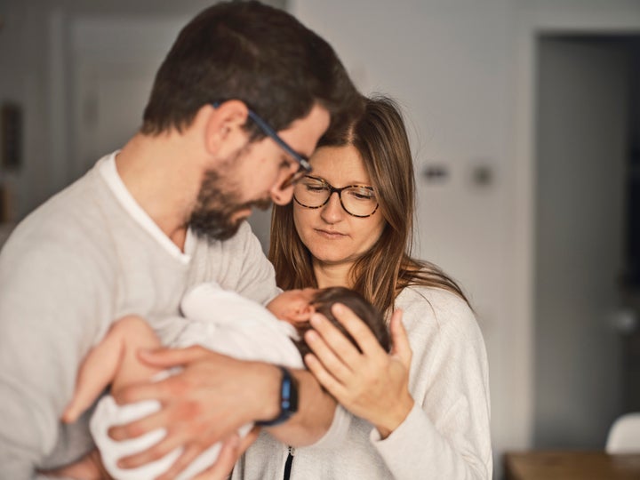Imagen de archivo de unos padres con su hijo.