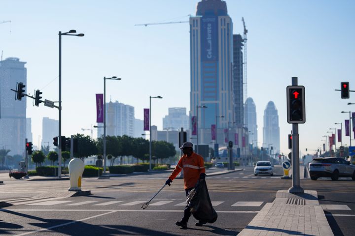 Ένας υπάλληλος του δήμου περπατά σε έναν δρόμο στο κέντρο της πόλης Λουσαΐλ, Κατάρ, Πέμπτη, 24 Νοεμβρίου 2022. (