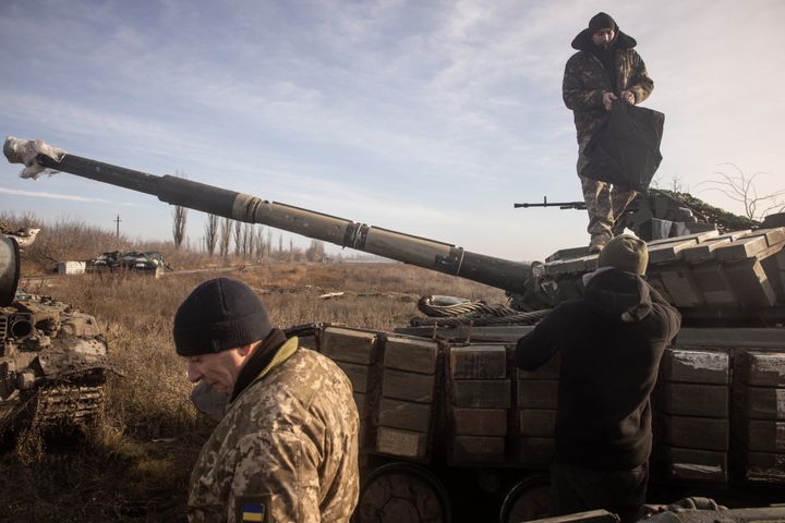 ΟΥΚΡΑΝΙΑ - 23 ΝΟΕΜΒΡΙΟΥ: Μέλη του ουκρανικού στρατού, της 59ης Ταξιαρχίας εξυπηρετούν τα τανκς τους και αναλαμβάνουν νέες προμήθειες προτού μετακινηθούν σε νέα θέση στις 23 Νοεμβρίου 2022 στη Χερσώνα της Ουκρανίας