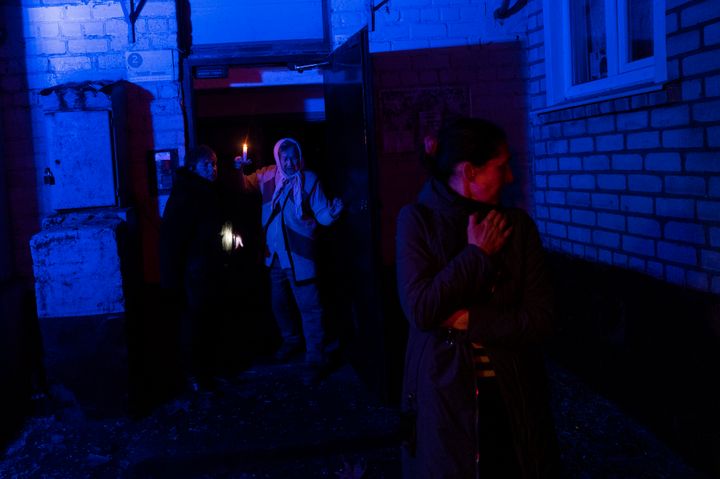 Οι κάτοικοι στέκονται έξω από ένα κτίριο που βομβαρδίστηκε κατά τη διάρκεια μιας ρωσικής επίθεσης στη Χερσώνα στη νότια Ουκρανία, Πέμπτη, 24 Νοεμβρίου 2022.
