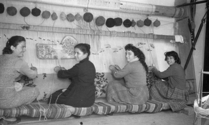 Η περίφημη υφάντρα χαλιών από το Ένεχιλ, Ευανθία Τοπάλογλου (με τα μαύρα ρούχα), με τις κόρες της μπροστά στον αργαλειό, Φεβρουάριος 1960 Ψηφιακή αναπαραγωγή Κέντρο Μικρασιατικών Σπουδών