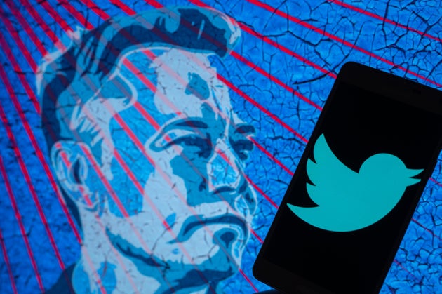 Recreación gráfica del busto de Elon Musk junto a un móvil con el logotipo de Twitter