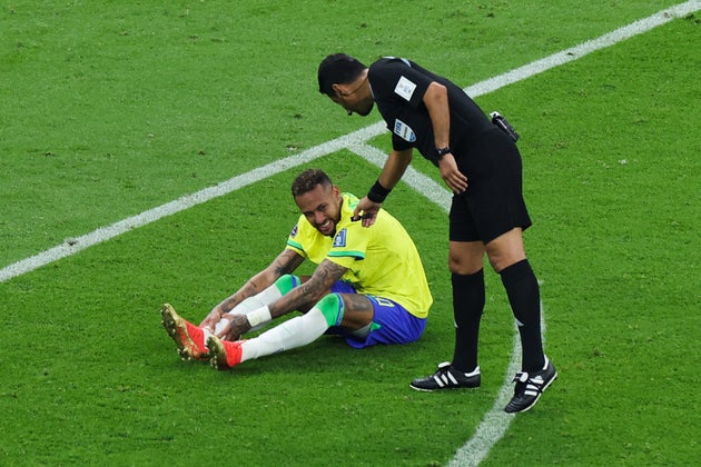 Neymar, en el suelo doliéndose del tobillo derecho