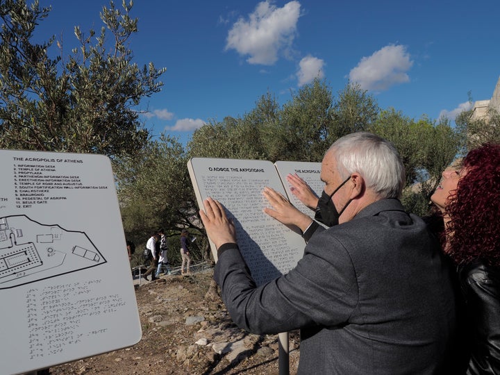 Πινακίδα σε γραφή Μπράιγ