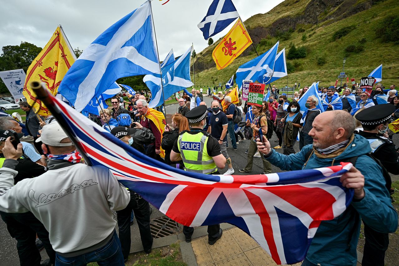 Scotland remains evenly divided on the question of Scottish independence