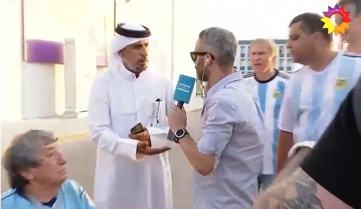 Momento en el que le piden las credenciales a un periodista argentino.