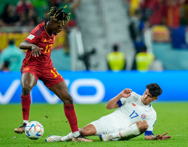 Spain's Nico Williams, left, vies for the ball with Costa Rica's Yeltsin Tejeda during the World Cup group E soccer match between Spain and Costa Rica.