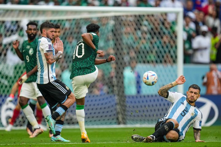 後半8分、アルゼンチンを相手に逆転ゴールを決めるサウジアラビアのアル・ドサリ選手（2022年11月22日撮影）