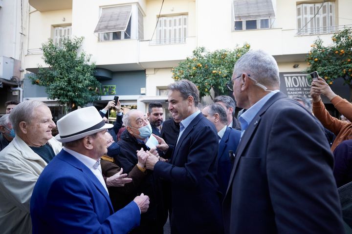 Ο πρωθυπουργός συνομίλησε με κατοίκους της Καλλιθέας