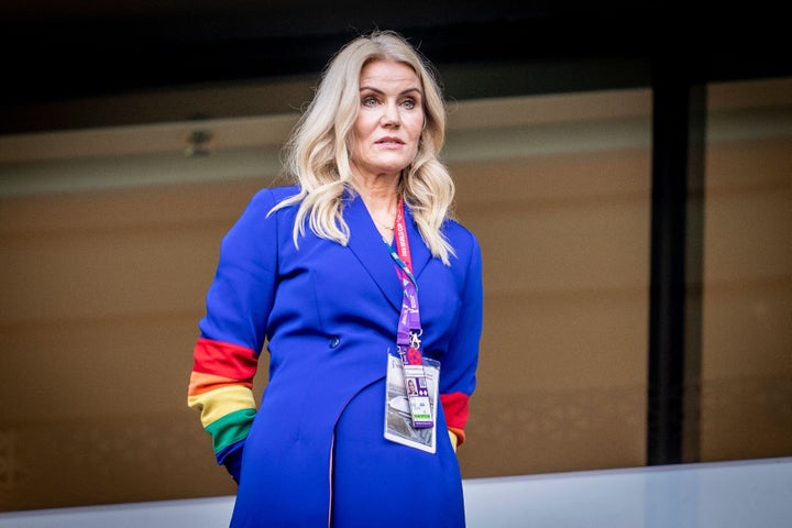 L'ancienne Premier ministre danoise Helle Thorning-Schmidt avec des manches de couleur arc-en-ciel lors du match du Danemark contre la Tunisie.