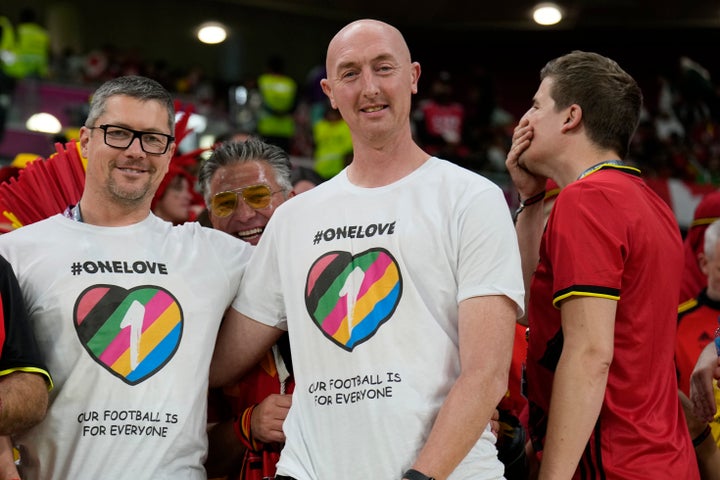 Des supporters belges portant un maillot arc-en-ciel avant leur match contre le Canada.