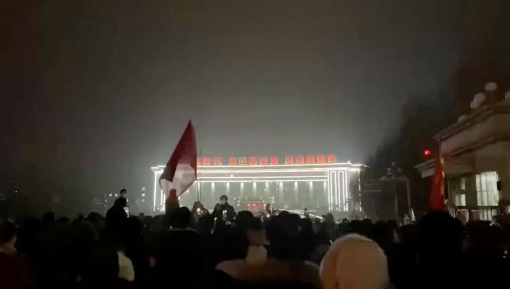 Διαμαρτυρίες κατά των μέτρων για την έξαρση της νόσου του κορονοϊού (COVID-19) στην πόλη Ουρούμτσι της Σιντζιάνγκ στην Κίνα σε αυτήν την οθόνη που ελήφθη από ένα βίντεο που κυκλοφόρησε στις 25 Νοεμβρίου 2022.