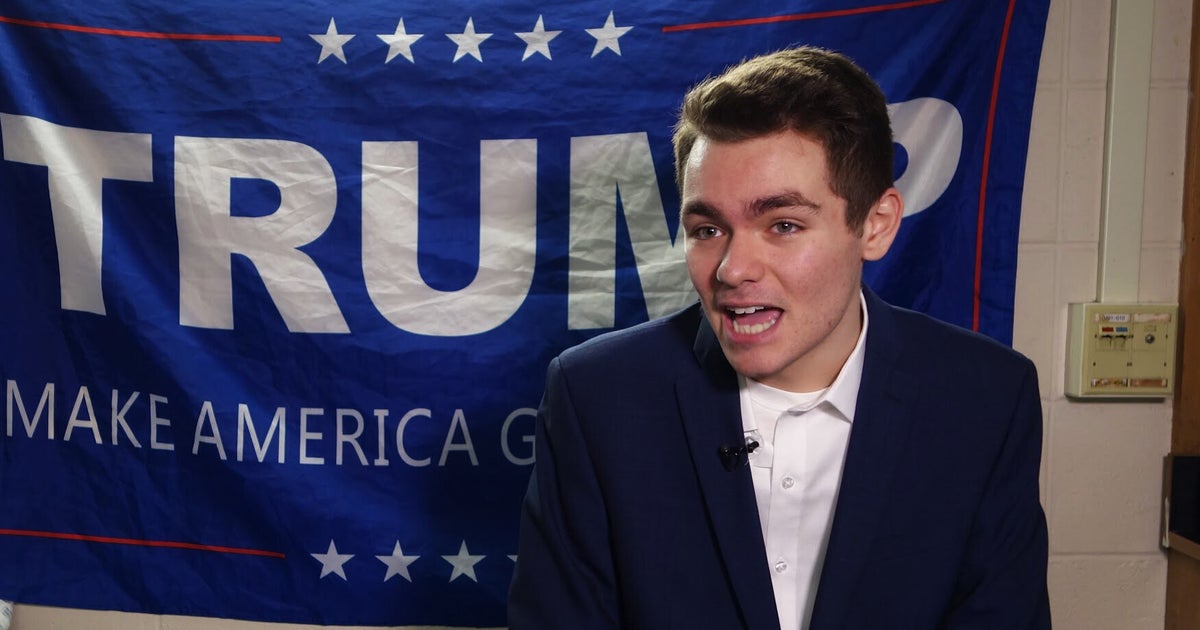 Rapports: Trump a félicité l’extrémiste Nick Fuentes lors du dîner Mar-A-Lago