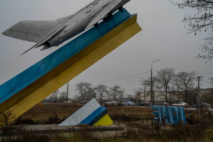 Cars leave Kherson, southern Ukraine, Saturday, Nov. 26, 2022. Fleeing shelling, hundreds of civilians on Saturday streamed out of the southern Ukrainian city whose recapture they had celebrated just weeks earlier. (AP Photo/Bernat Armangue)