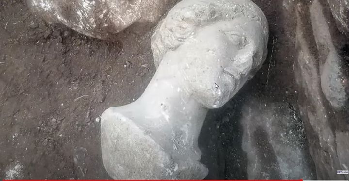 Η μαρμάρινη κεφαλή αγάλματος που ανακαλύφθηκε