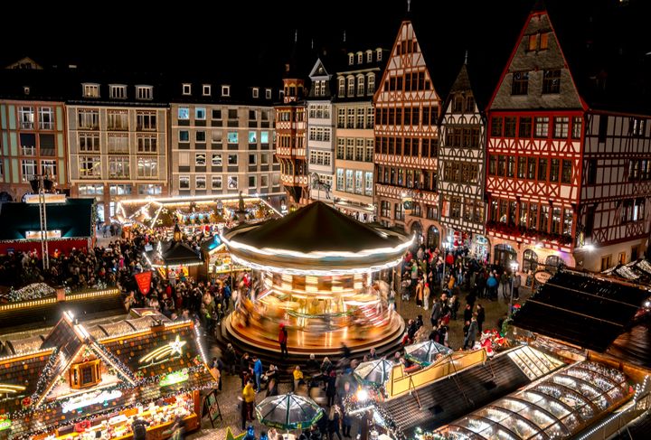 Τα φώτα στην παραδοσιακή χριστουγεννιάτικη αγορά με ένα γαϊτανάκι, στη Φρανκφούρτη της Γερμανίας, Δευτέρα, 21 Νοεμβρίου 2022. Σε πόλεις σε όλη την Ευρώπη, οι αξιωματούχοι παλεύουν με μια επιλογή αυτά τα Χριστούγεννα. Ο χαμηλός φωτισμός σχεδιάζει να στείλει ένα μήνυμα εξοικονόμησης ενέργειας και αλληλεγγύης με τους πολίτες που στριμώχνονται τόσο από το υψηλότερο ενεργειακό κόστος όσο και από τον πληθωρισμό... ή να αφήσουμε τα φώτα να ανάψουν ως μήνυμα περιφρόνησης στον Πούτιν, μετά από δύο χρόνια χριστουγεννιάτικων περιόδων καταστολής από την πανδημία, δημιουργώντας μια διάθεση που οι λιανοπωλητές ελπίζουν να χαλαρώσουν τα... πορτοφόλια! (AP Photo/Michael Probst, File)