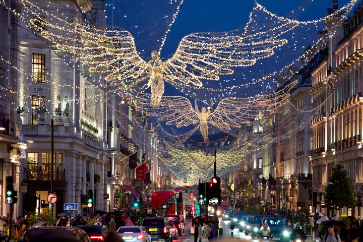 Τα χριστουγεννιάτικα φώτα στην Regent Street, στο Λονδίνο, Πέμπτη, 24 Νοεμβρίου 2022. (AP Photo/Kin Cheung)