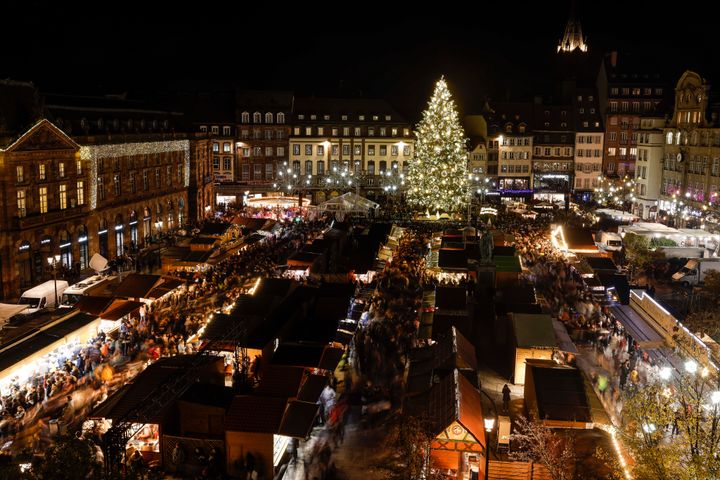 Οι επισκέπτες κάνουν βόλτα στη χριστουγεννιάτικη αγορά του Στρασβούργου, μια από τις παλαιότερες και μεγαλύτερες χριστουγεννιάτικες αγορές στην Ευρώπη. Στρασβούργο, ανατολική Γαλλία, 25 Νοεμβρίου 2022.(AP Photo/Jean-Francois Badias, File)