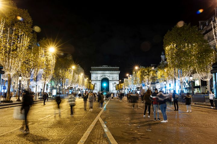 Οι θεατές συγκεντρώνονται για να παρακολουθήσουν την τελετή φωταγώγησης της Λεωφόρου Champs Elysee για την περίοδο των Χριστουγέννων, στο Παρίσι, 20 Νοεμβρίου 2022. (AP Photo/Lewis Joly, File)
