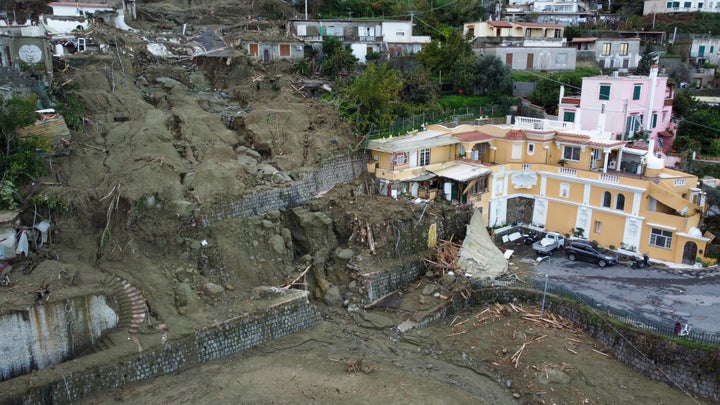 Vista aérea de la zona afectada por el corrimiento de tierras en Ischia.