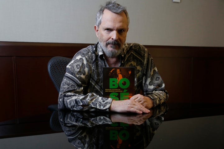 El cantante y autor Miguel Bosé posa durante una entrevista con EFE