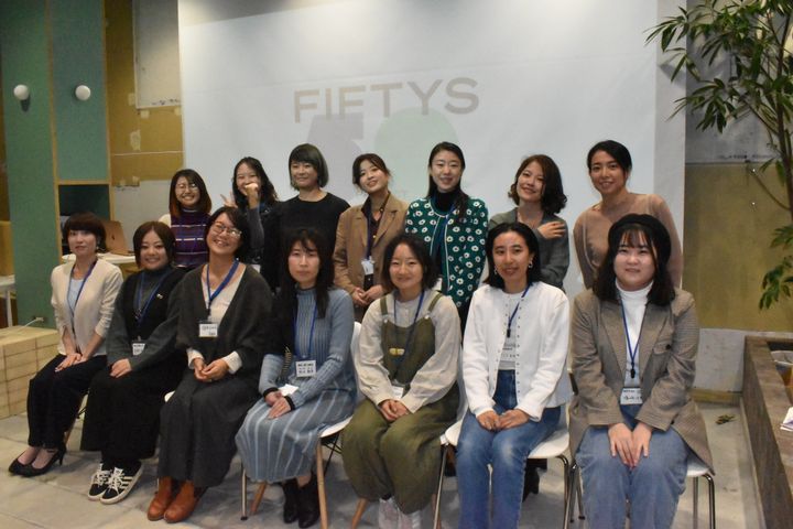 FIFTYS PROJECTのキャンプに参加した女性たち＝東京都内、2022年11月27日