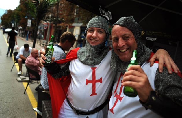 十字軍の衣装を着たイングランドファン（2011年9月、ブルガリアで撮影）