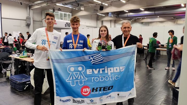 Η ομάδα Evripos που κατέκτησε την 5η θέση στην κατηγορία Future Engineers με αυτοκίνητο αυτόνομης οδήγησης.