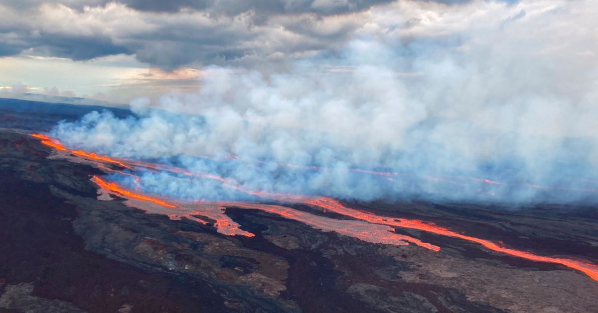 Le Mauna Loa d’Hawaï entre en éruption, crachant des cendres et des débris à proximité