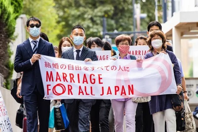 「結婚の自由をすべての人に」訴訟の原告ら＝2021年10月11日撮影