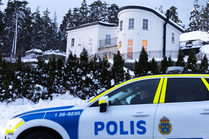2022年11月23日、スウェーデンのストックホルム市内の邸宅を警戒するパトカー。この邸宅で軍用ヘリによる特殊作戦が行われ、重大な違法情報活動の疑いで夫婦が逮捕された。