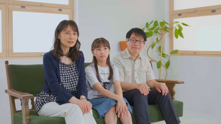 （左から）片頭痛当事者の大西幸恵さん（仮名、以下同）、娘のほのかさん、夫の翔平さん