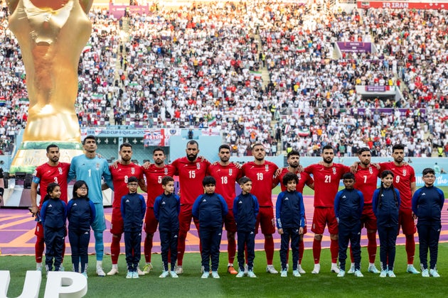 La selección iraní rechaza cantar el himno nacional en su primer partido del Mundial, contra Inglaterra, como protesta por la represión que vive su país.
