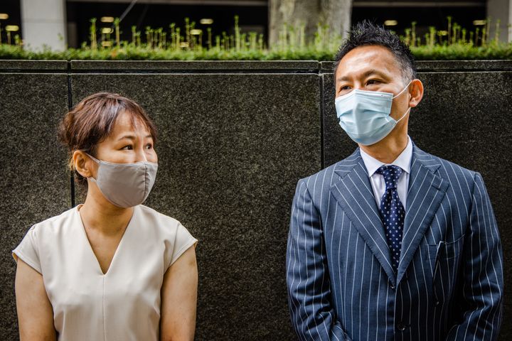 （左から）原告の小野春さんと廣橋正さん＝2021年6月30日撮影