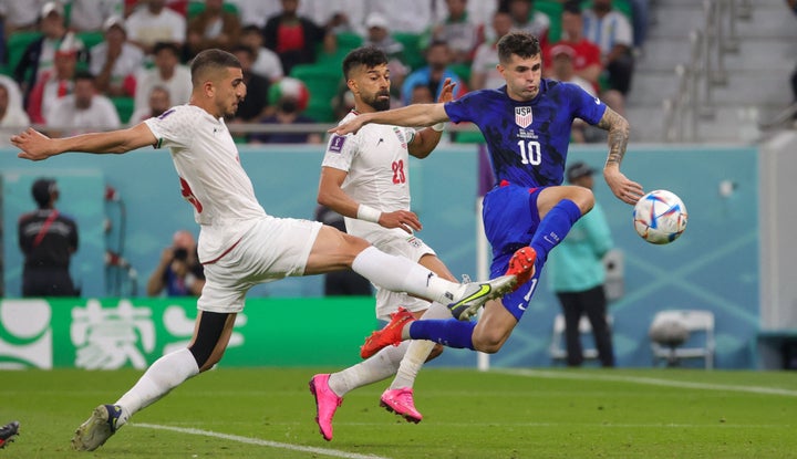 Christian Pulisic trifft während des Spiels zwischen dem Iran und den USA in Katar am Dienstag, den 29. November 2022. (Foto von VIRGINIE LEFOUR/BELGA MAG/AFP über Getty Images)