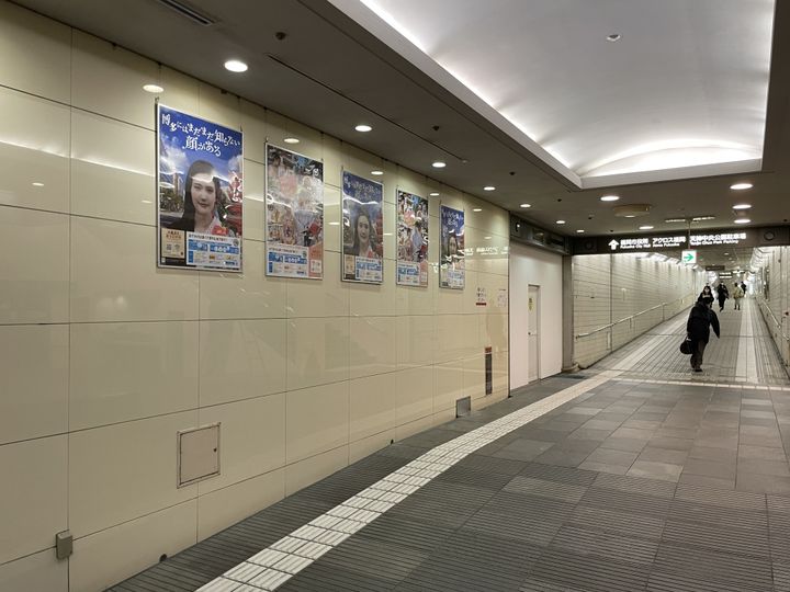 福岡市の地下鉄駅構内にポスターが掲出された様子