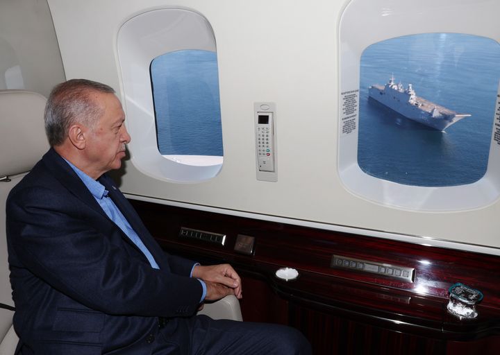 Ο Ερντογάν επιθεωρεί από αέρος το μεγαλύτερο σκάφος του τουρκικού πολεμικού ναυτικού TCG Anadolu