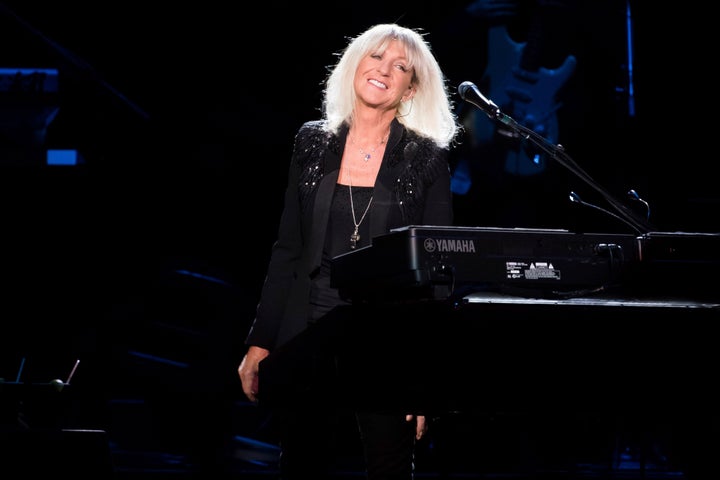 Η Christine McVie των Fleetwood Mac σε συναυλία στο Madison Square Garden στη Νέα Υόρκη στις 6 Οκτωβρίου 2014. Η McVie, η Βρετανίδα μουσικός που τραγούδησε πολλές από τις μεγαλύτερες επιτυχίες των Fleetwood Mac, πέθανε στα 79 της. Το συγκρότημα την ανακοίνωσε τον θάνατό της στα social media την Τετάρτη.