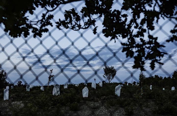 Περισσότεροι από 300 τάφοι αγνώστων μεταναστών που πέθαναν κατά τη διάρκεια της πεζοπορίας τους για να περάσουν στην Ελλάδα από την Τουρκία, βρίσκονται σε ένα νεκροταφείο που συντηρεί η ελληνική κυβέρνηση στις 11 Ιουνίου 2021 στο Σίδυρο. Όλοι οι νεκροί εκτός από δύο έχουν ταυτοποιηθεί σε αυτό το νεκροταφείο. Σε μια προσπάθεια καταστολής της μετανάστευσης μέσω των χερσαίων συνόρων της μετά από ένα ταραχώδες 2020, η Ελλάδα αύξησε την ικανότητά της να παρακολουθεί και να περιορίζει τις διελεύσεις μεταναστών με ψηφιακά εμπόδια κι έναν χαλύβδινο φράκτη στα σύνορά της ΕΕ στον Έβρο με την Τουρκία. (Photo by Byron Smith/Getty Images)
