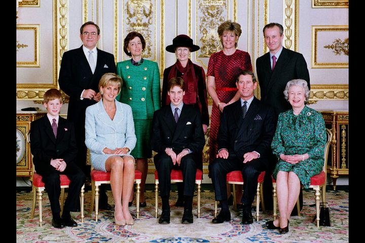 Ο πρίγκιπας Γούλιαμ με τους νονούςς και τις νονές τους, τους γονείς, την γιαγιά και τον αδερφό του